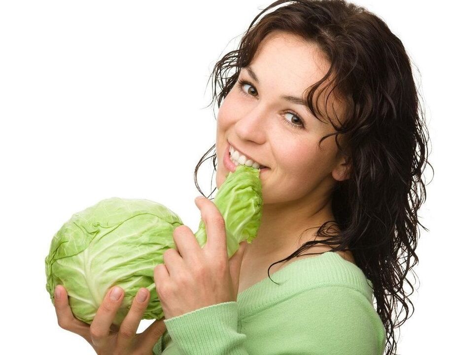 Το κορίτσι τρώει λάχανο για μεγέθυνση στήθους